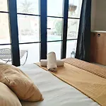Beachfront Vila *