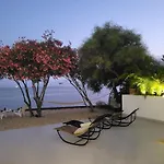 Beachfront Vila *