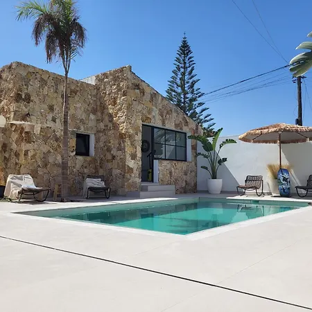 فيلة Beachfront إِستيبونا